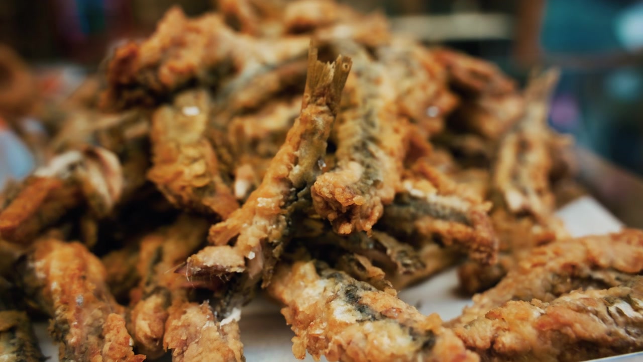 Sarde fritte impanate in un ristorante di street food sul lungomare di Napoli