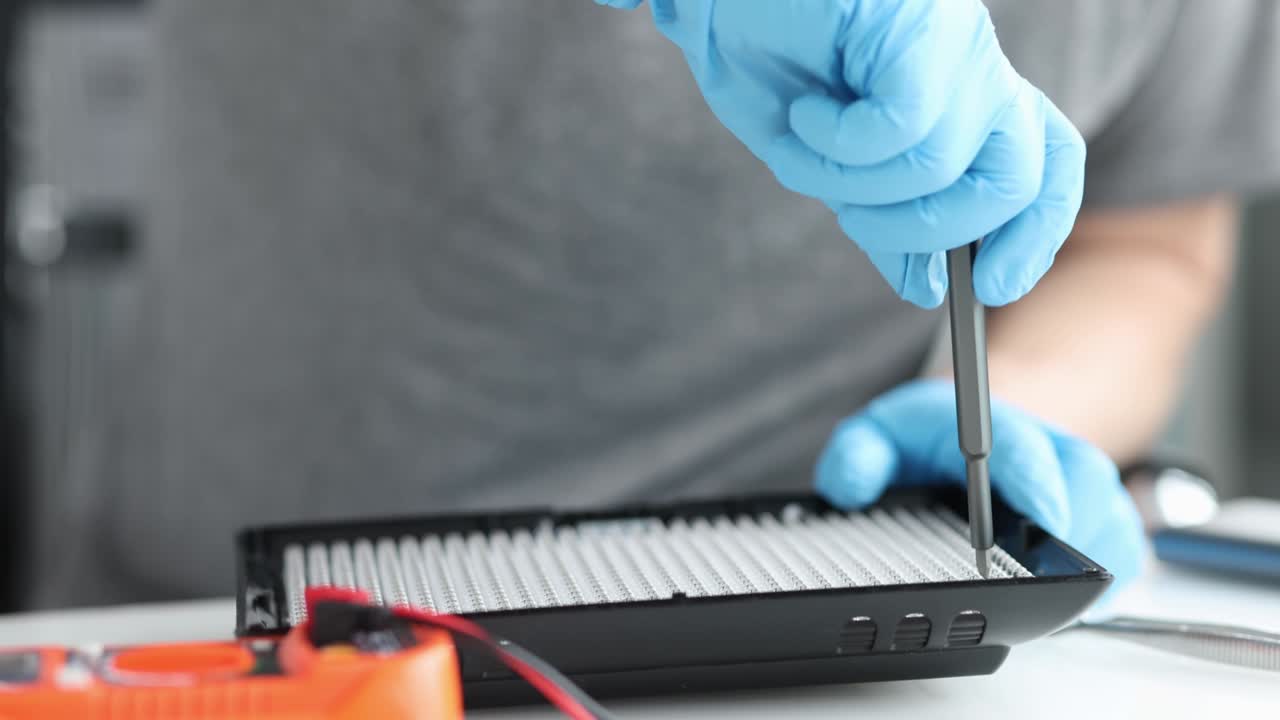 maestro de reparación de lámpara led en taller primer plano película 4k en cámara lenta