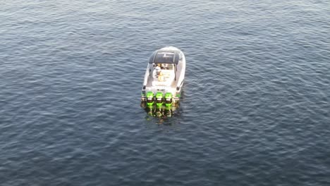 lancha motora en medio de un paisaje marino pacífico al atardecer con gente relajándose