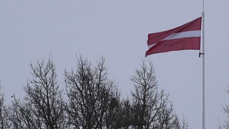 Lettische-Flagge-An-Feiertagen