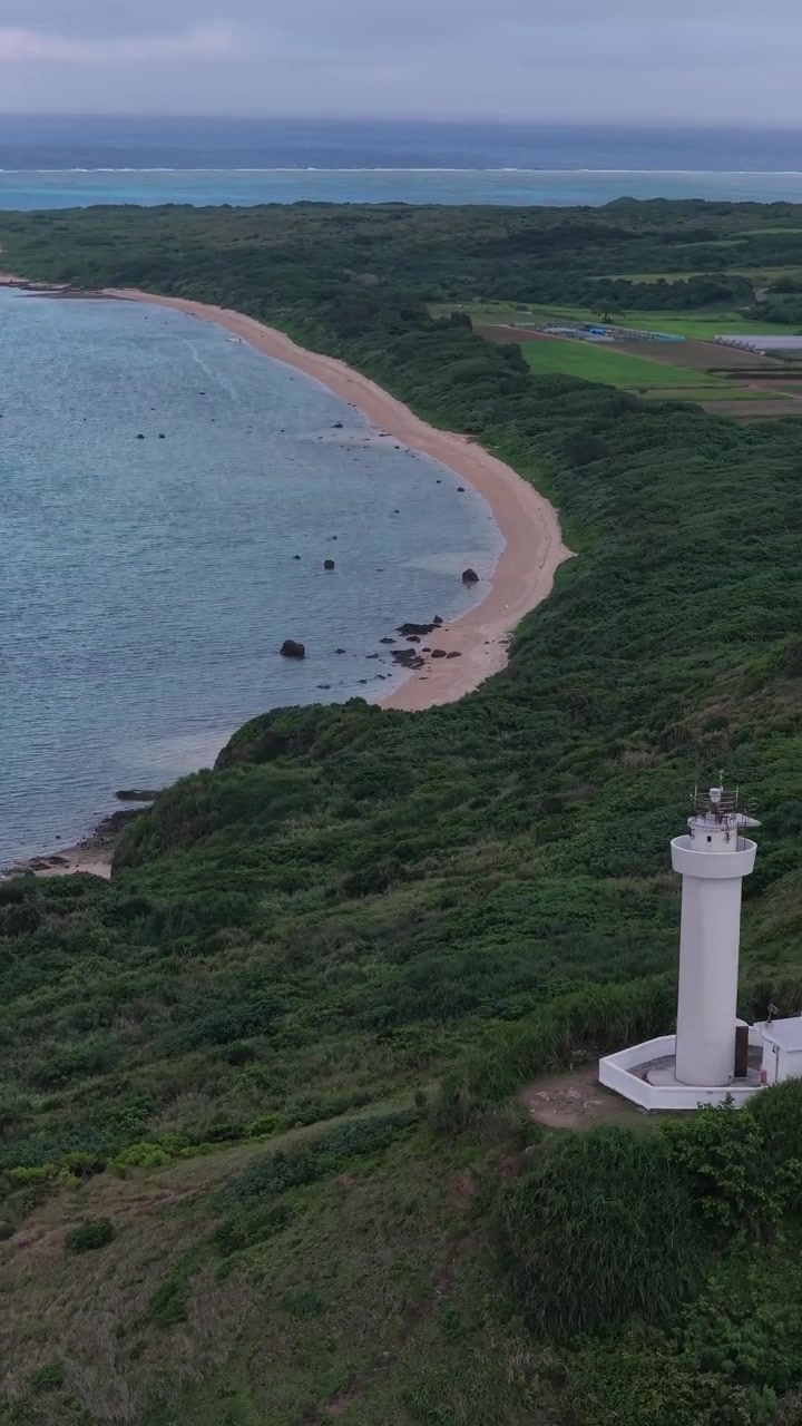 沖縄県石垣島にある平久保崎灯台 - ドローン、縦撮り。