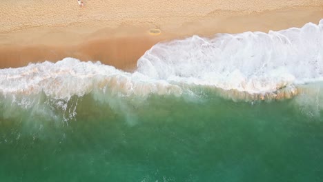 Toma-Aérea-De-Olas-Rompiendo-En-La-Arena-De-La-Playa-Salvaje-De-Hossegor