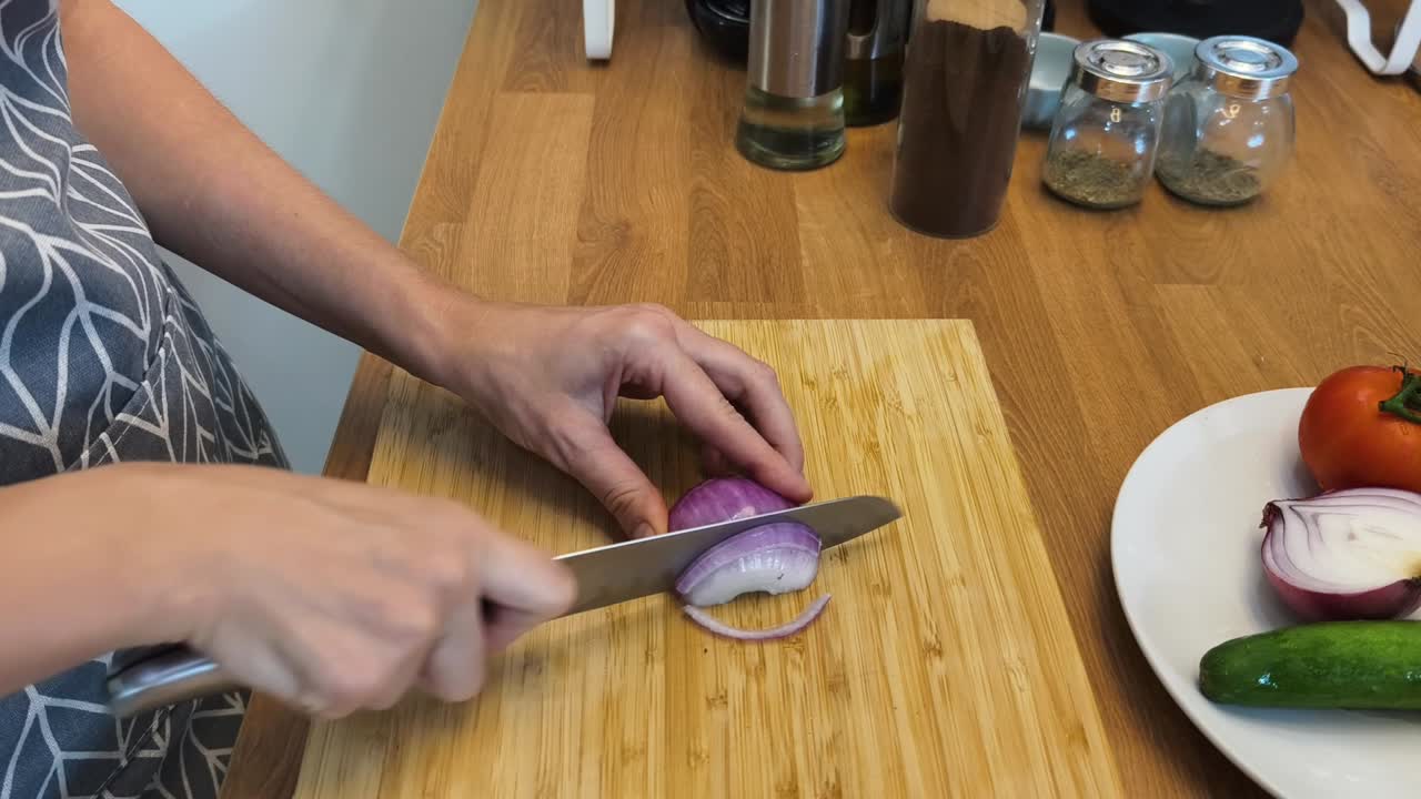 una mujer cortando una cebolla.