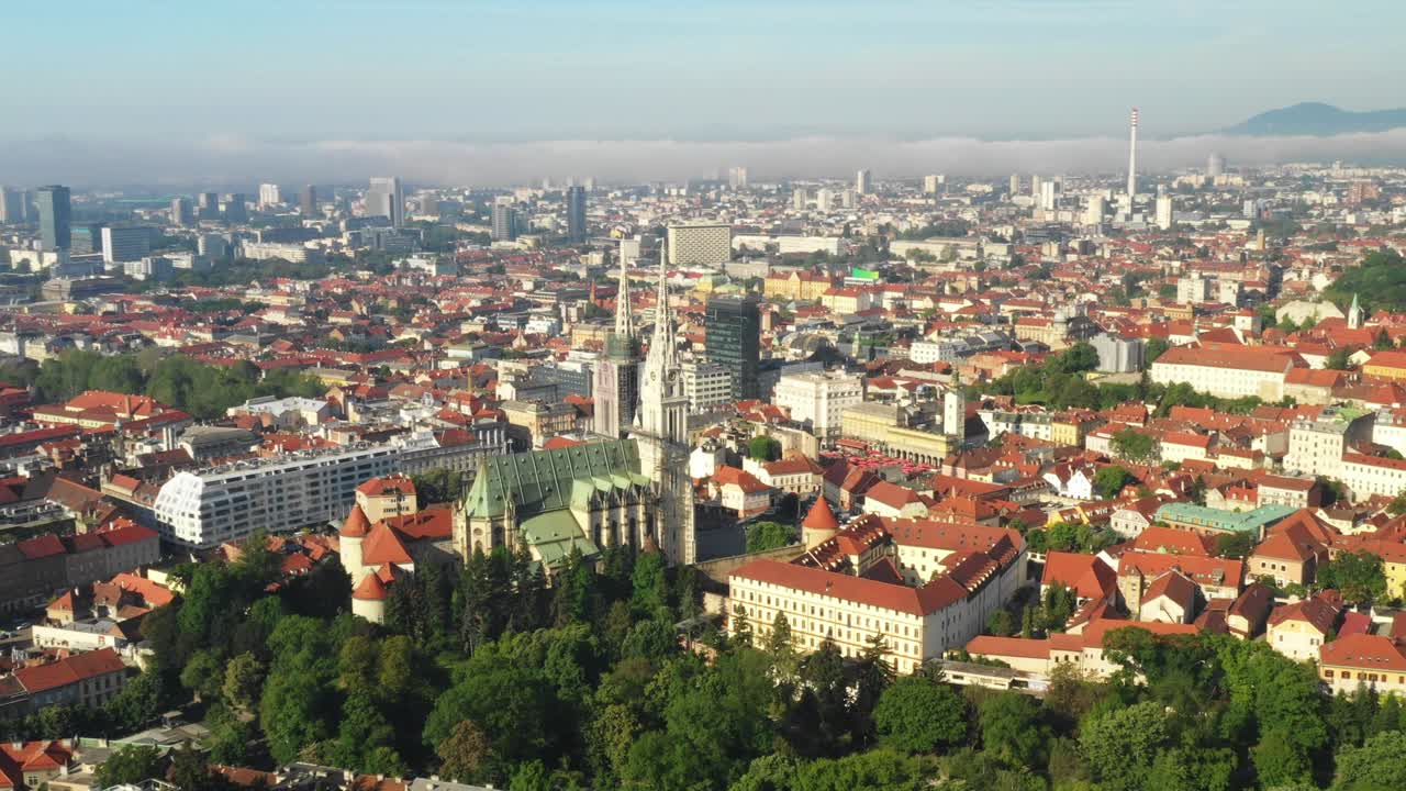 zagreb, capital de croacia, centro de la ciudad vista aérea desde un avión no tripulado