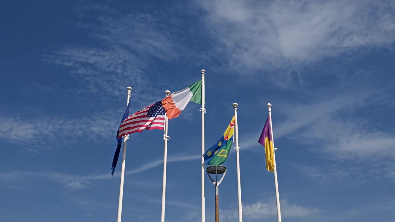 Banderas ondeando en el monumento al presidente estadounidense JFK en New Ross, Wexford, Irlanda.