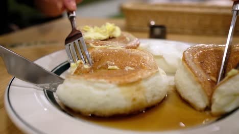 Einen-Flauschigen-Pfannkuchen-Schneiden-[Seitenwinkel-Aus-Nächster-Nähe