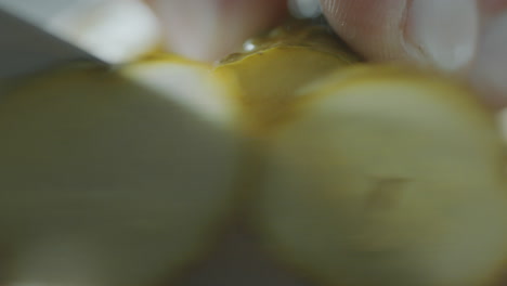 cortar el pepinillo en rodajas