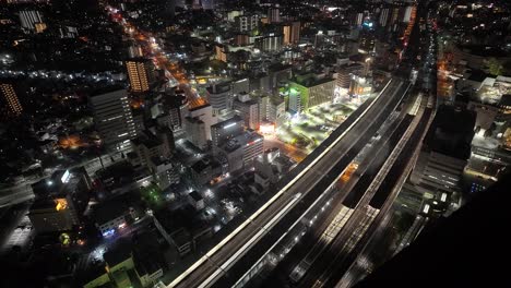 Hamamatsu-Stadtbild-Bei-Nacht-Vom-Okura-City-Hotel-Aus-Bei-Nacht-Mit-Vorbeifahrendem-Verkehr-Und-Shinkansen