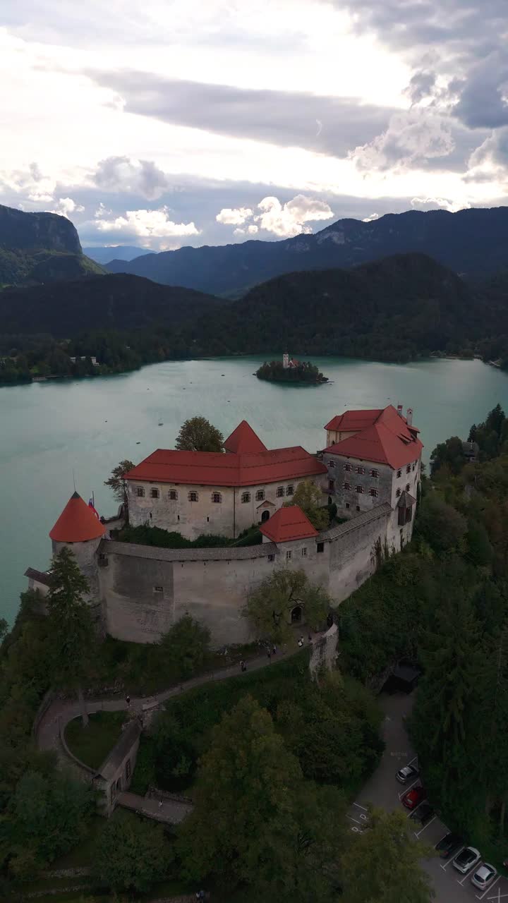 Lo storico Castello di Bled sulla scogliera si affaccia sull'isola turistica di Bled, vista aerea verticale