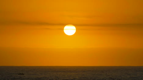 Sonnenaufgang-Am-Mount-Maunganui-Mit-Fischer