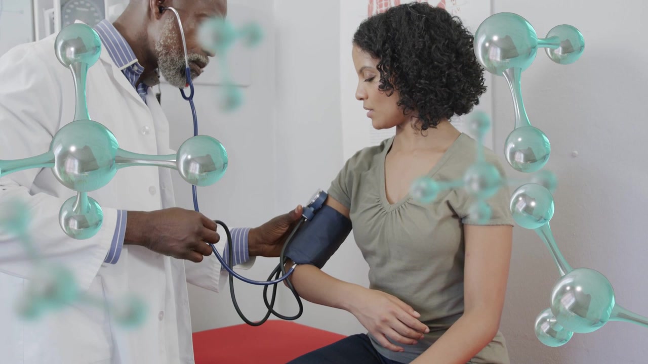 Medico che applica il bracciale mentre il paziente gira il braccio in clinica, controllando la pressione sanguigna con lo stetoscopio, con una sovrapposizione molecolare.