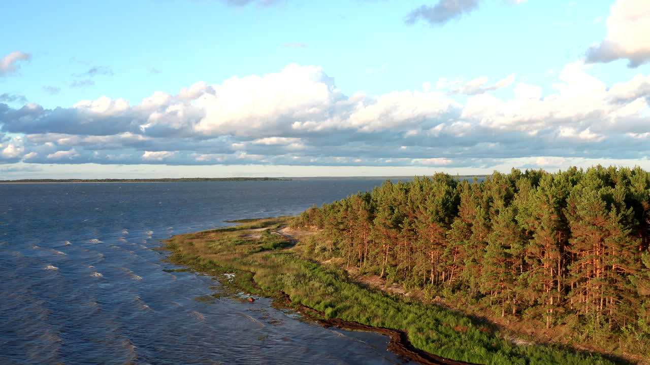 olas golpeando la costa mientras se elevan más alto
