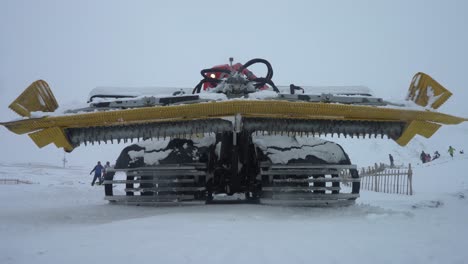 Vista-Trasera-De-Pistenbully-En-La-Nieve