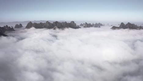 xianggong cime delle montagne cinesi che si innalzano sopra le nuvole, alta veduta aerea