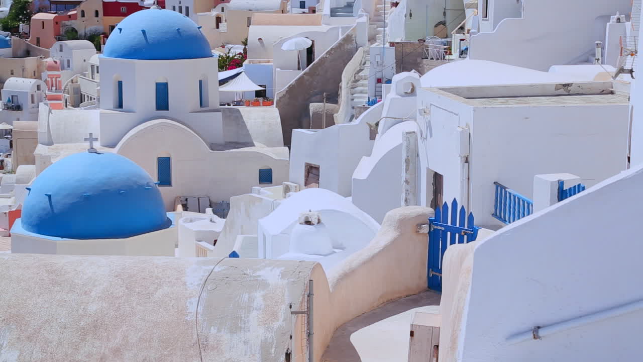 una iglesia ortodoxa griega en la isla griega de santorini 1