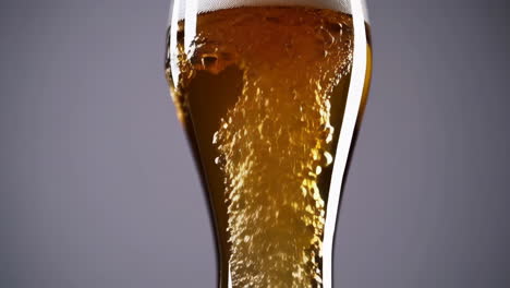 vertiendo cerveza en un vaso