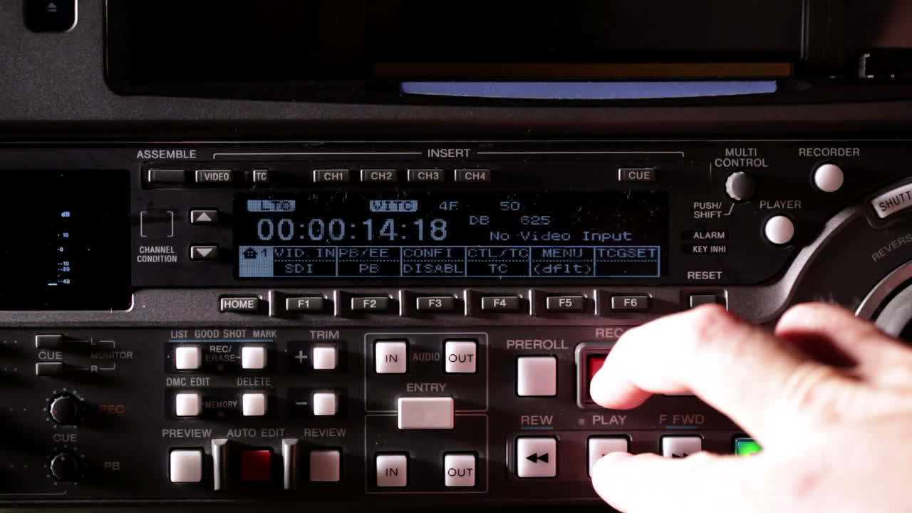 전문 비디오 레코더에 테이프를 녹음