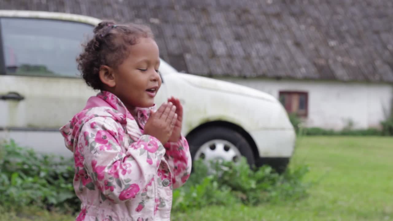 정원, 핸드헬드, 낮에 개를 부르는 아프리카 소녀의 중간 전체 샷