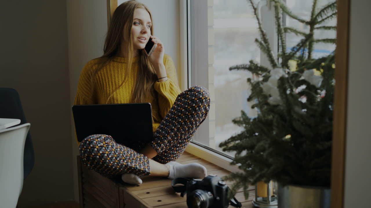 Kvinde arbejder hjemmefra og nyder vinterstemningen