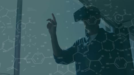 animación de fórmulas químicas sobre hombres biraciales usando auriculares vr