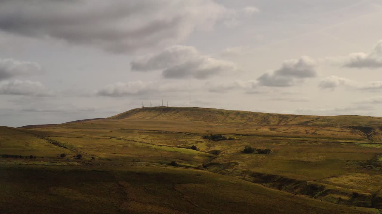 una vista de drones de winter hill y moorland en bolton, lancashire