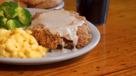 Filete-De-Pollo-Frito-Con-Macarrones-Con-Salsa-Y-Brócoli-Con-Queso-En-Plato-Blanco,-Comida-Reconfortante-Chapada,-Deslizador-4k