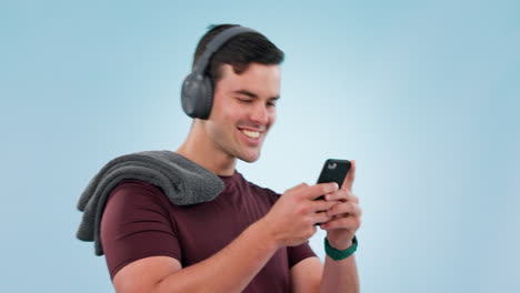 Happy-man,-fitness-and-phone-with-headphones