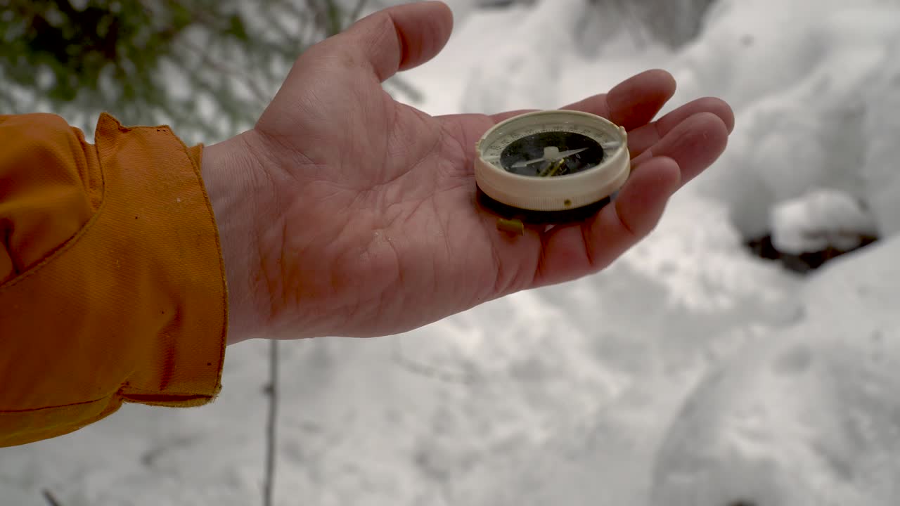 de cerca en la brújula