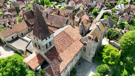 Pequeño-Pueblo-Medieval-Situado-Junto-A-Un-Río-Que-Fluye-A-Través-De-Un-Frondoso-Bosque-En-El-Corazón-De-Francia