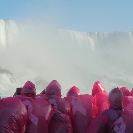 Gruppe-Von-Touristen-In-Roten-Regenmänteln-Im-Boot-Bei-Niagara-Falls-1