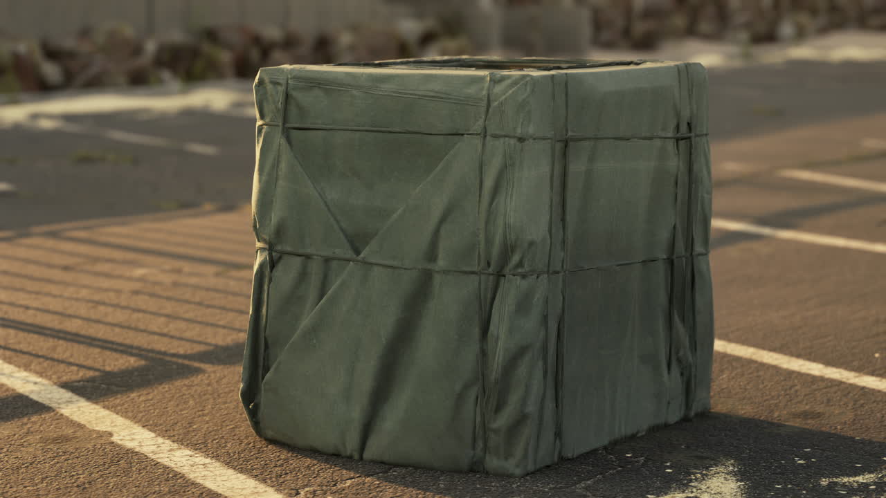 빈 주차장에 포장 된 포장 상자