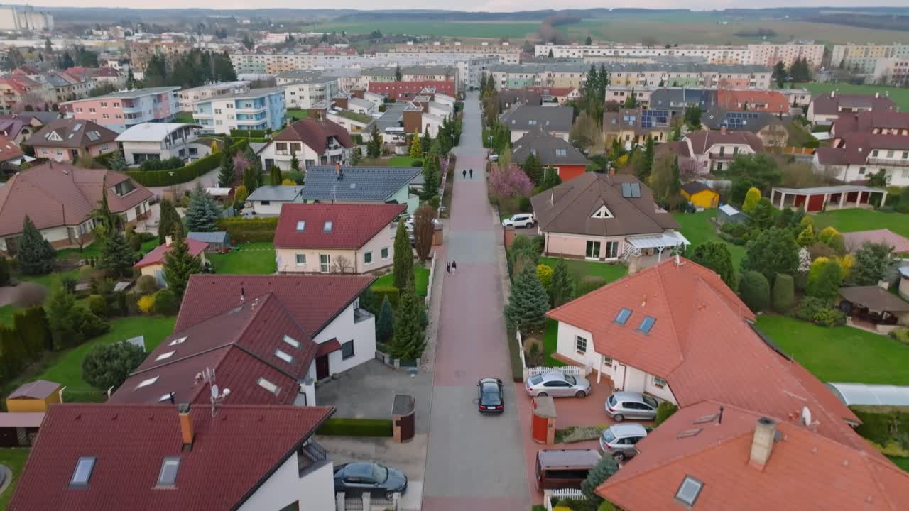 черная машина едет по тихому району семейных домов на окраине города свитавы