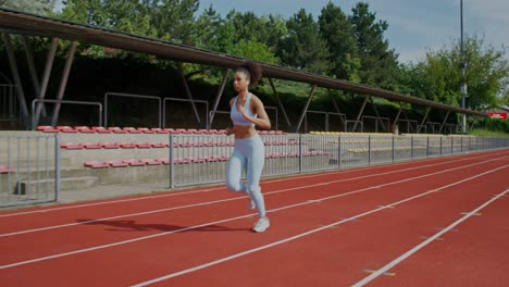 mujer corriendo en una pista