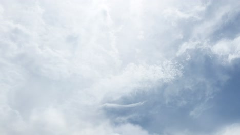 punto de vista, espesas nubes contra un cielo azul claro