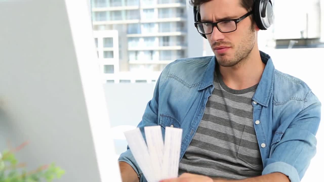 editor de fotos escuchando música mirando muestras de color