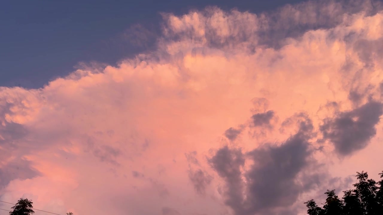 雲が広がる劇的な空のタイムラプス