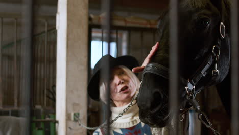 mujer acariciando animal
