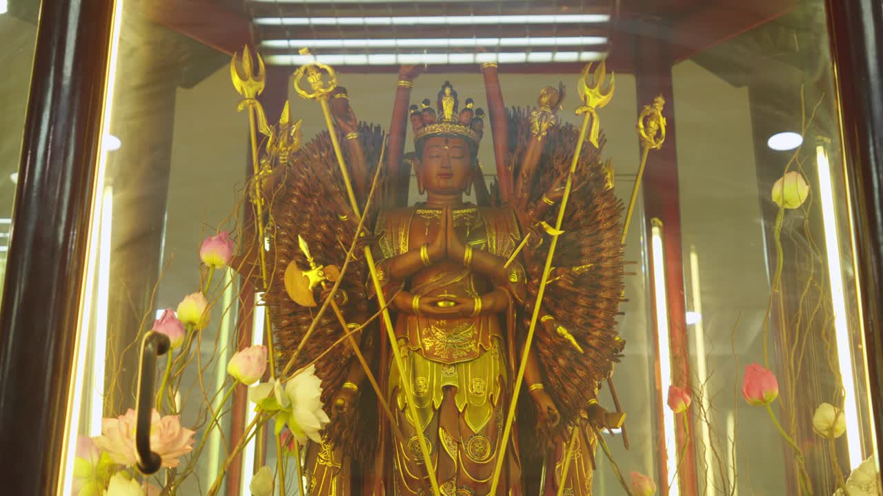 estatua del bodhisattva kwan para la oración y la meditación