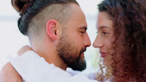 abrazo, amor y romance con una pareja en su casa