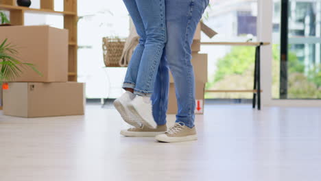 pareja, piernas y abrazo en el movimiento de bienes raíces