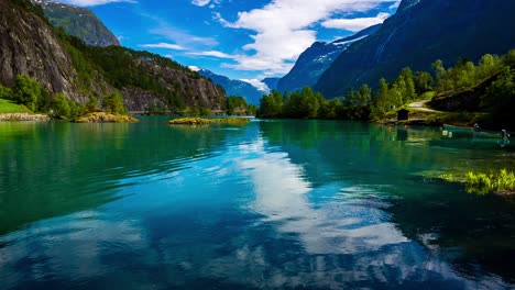 el lago lovatnet es una naturaleza hermosa de noruega.