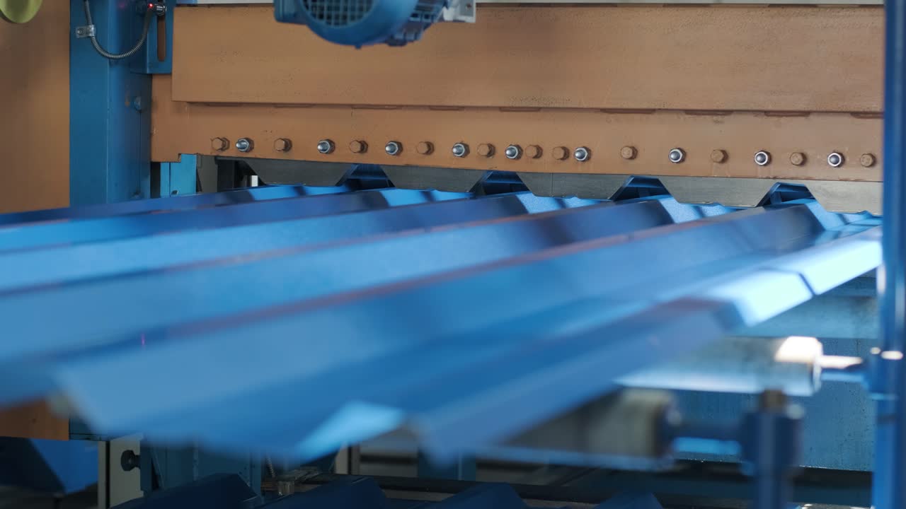 현대 금속 공장에서 금속 판을 형성하는 기계.