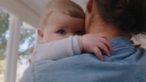 Madre-Sosteniendo-Al-Bebé-En-Casa-Calmando-Al-Recién-Nacido-Cansado-Calmando-Suavemente-Al-Bebé-Inquieto-Criando-Al-Niño-Madre-Amorosa-Disfrutando-De-La-Maternidad