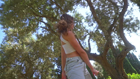 mujer caminando en un parque