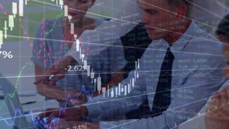 animación del procesamiento de datos financieros sobre diversas personas de negocios en la oficina