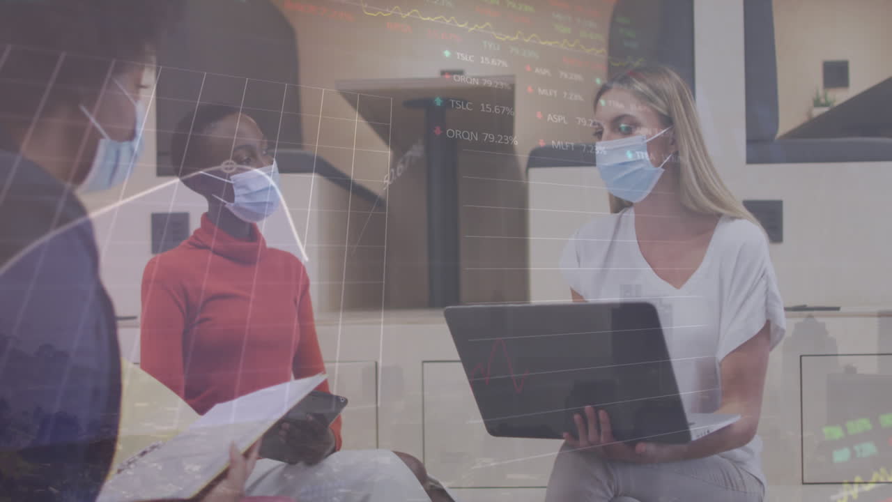 얼굴 마스크를 착용한 다양한 사업가들에 대한 금융 데이터 처리의 애니메이션