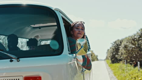 Furgoneta,-Sonrisa-Y-Mujer-Fuera-De-La-Ventana-Por-La-Libertad