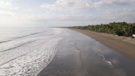 La-Larga-Y-Vacía-Costa-De-La-Isla-Damas-En-La-Costa-Oeste-Del-Pacífico-De-Costa-Rica