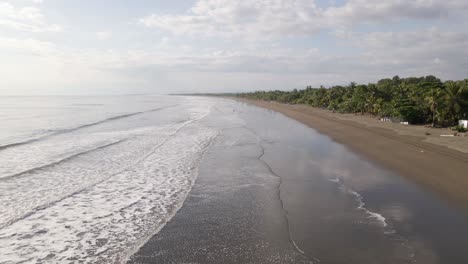 la larga y vacía costa de la isla damas en la costa oeste del pacífico de costa rica