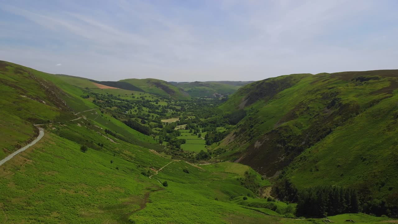 paso de montaña milltir cerrig, a través de la cordillera de berwyn, powys, gales - volando junto a b4391 - páramos, aislamiento - dron aéreo mirando hacia las tierras de cultivo del valle hacia llangynog - 4k 23